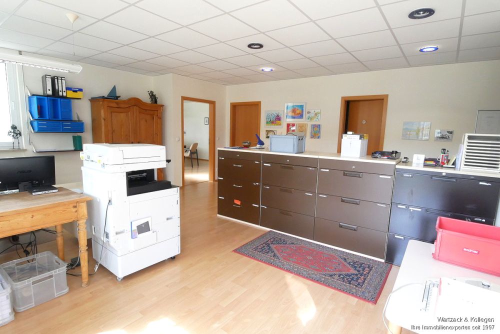 Perfekt auch zur Kapitalanlage! Schönes Büro in Roth 
mit zwei Tiefgaragenplätzen