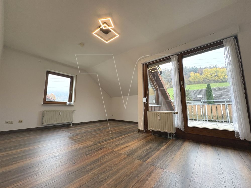Gepflegte 3-Zimmer-Dachgeschosswohnung mit Stellplatz und Südbalkon