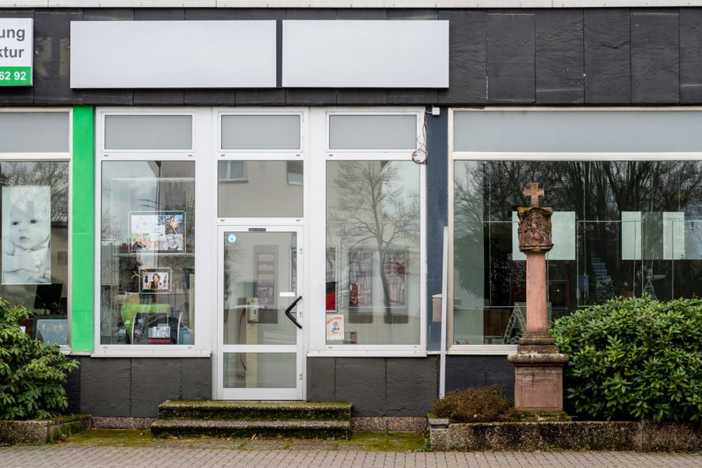 Vielseitiges Gewerbeobjekt mit zwei Ladeneinheiten, großzügiger Nutzfläche und PKW-Stellplätzen