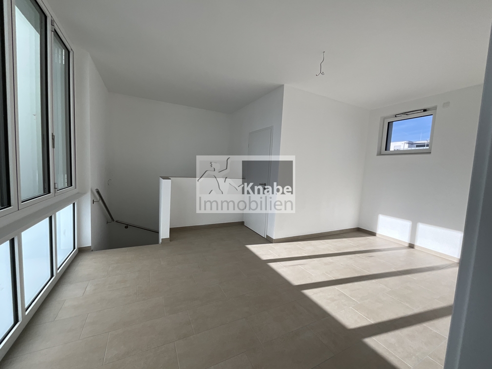 großzügiges Entreé  mit  komplett zuöffnener Fensterfront