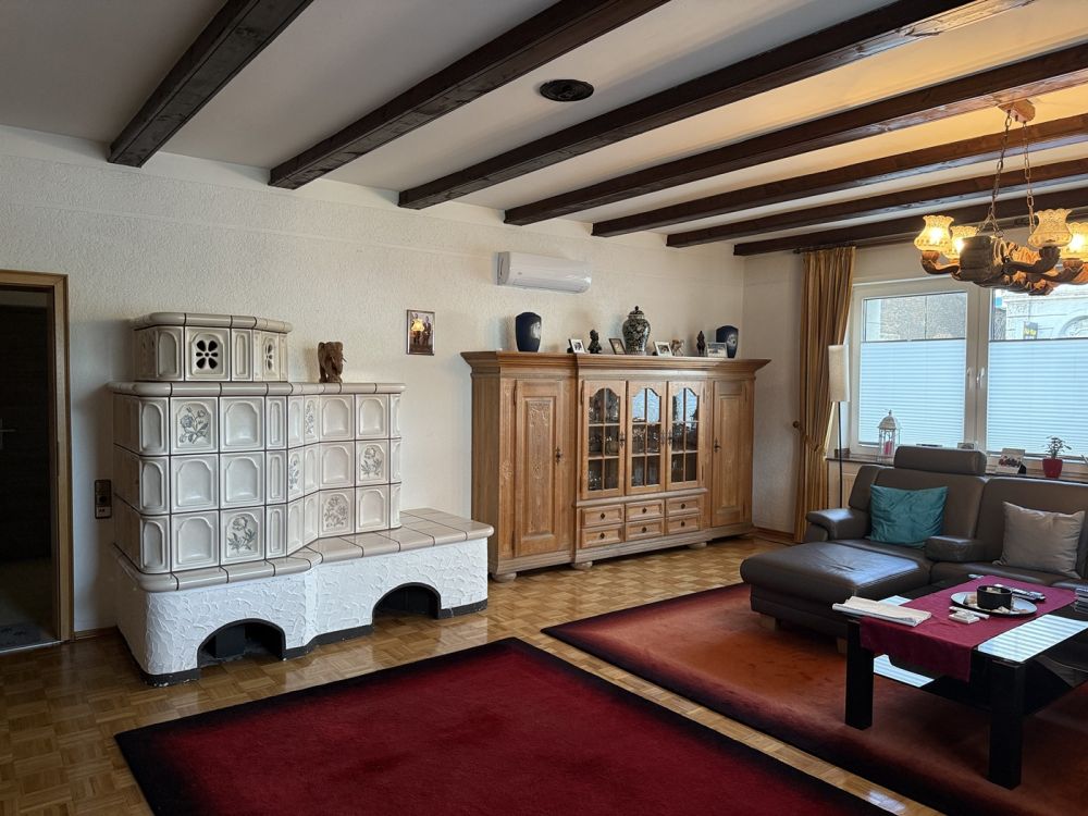 2 EG links Wohnzimmer mit Kachelofen