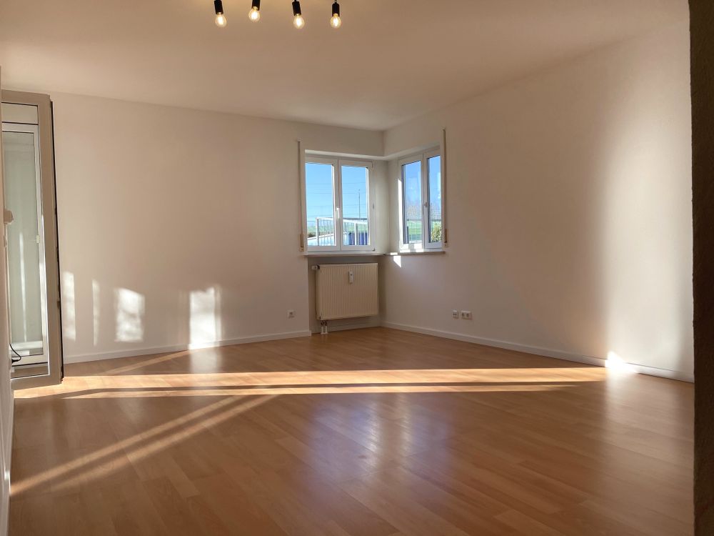 Wohnraum mit hellem Eckfenster