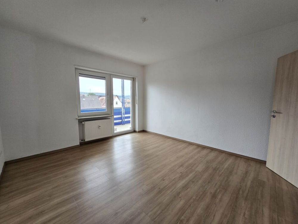 3-Zi.-Wohnung mit Balkon, 
Stellplatz und großzügigem Wohnbereich