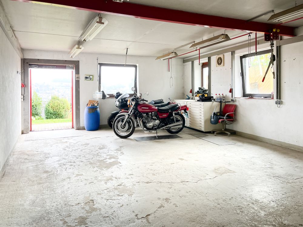 Zweifamilienhaus mit Werkstatt, Garage und Garten mit Weitblick