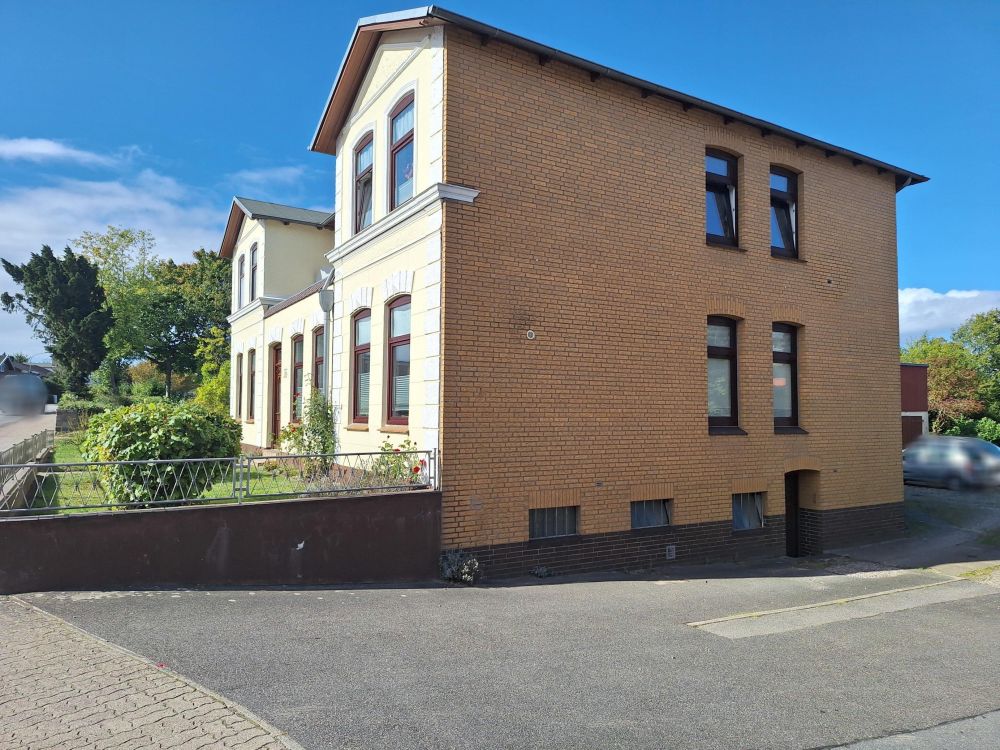 Seitliche Ansicht des Mehrfamilienhauses