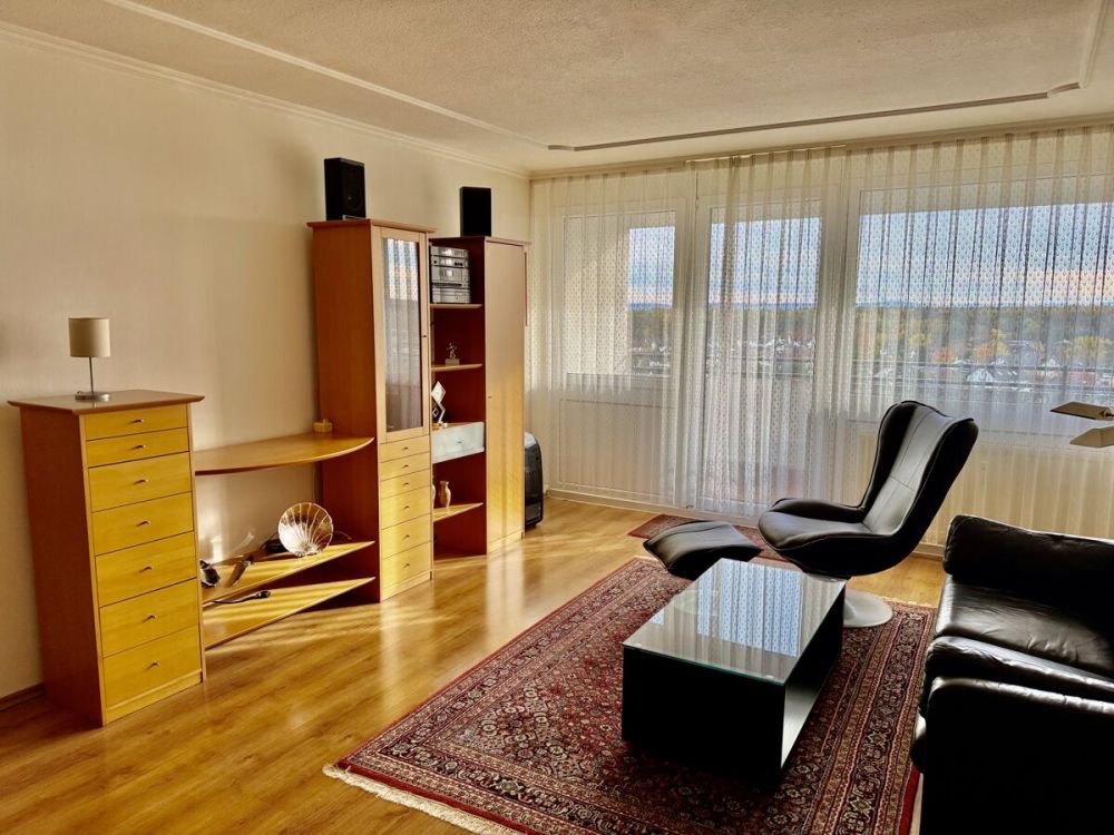 Lichtdurchflutete Eigentumswohnung mit Fernblick
- Tiefgaragenstellplatz+Außenstellplatz & Küche -