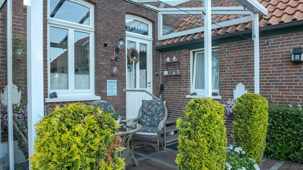 Saniertes, denkmalgeschütztes Wohnhaus mit Garten, Nebengebäuden u. Garage im Herzen von Wiefelstede