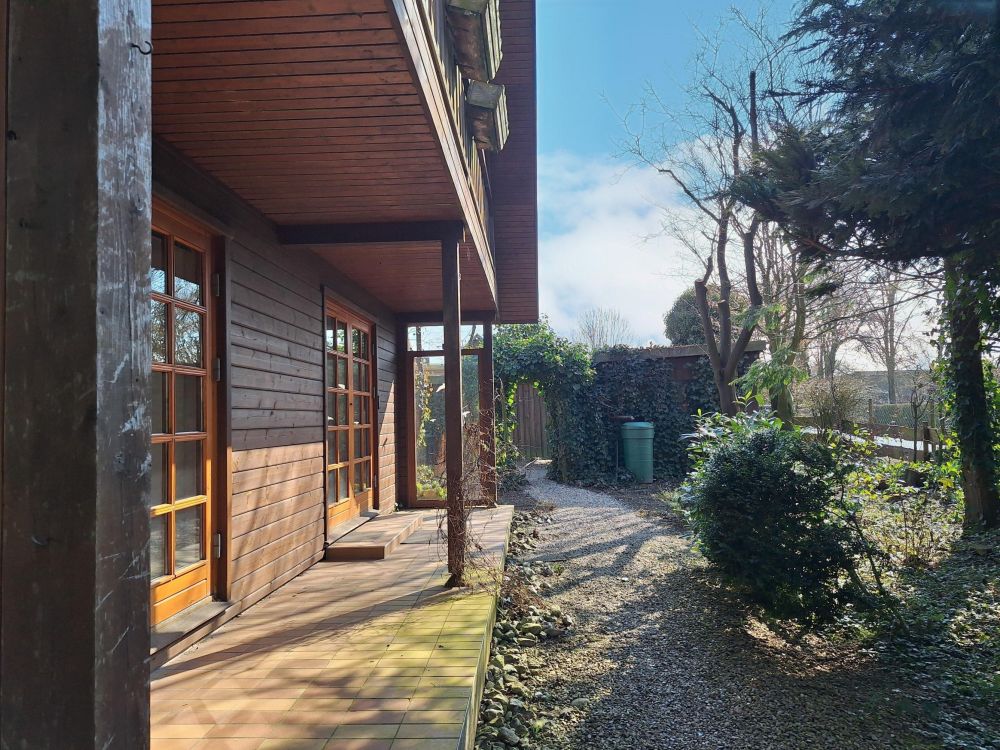 Zauberhaftes Holzbohlenhaus mit Einliegerwohnung in Mohrkirch