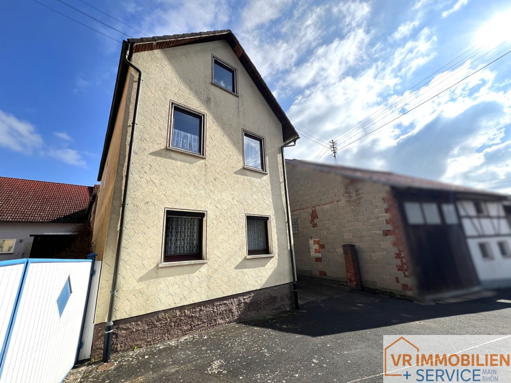 Einfamilienwohnhaus mit Nebengebäuden und Scheune im Ortskern von 97702 Seubrigshausen!