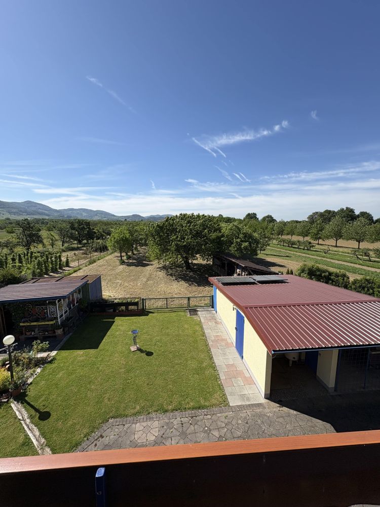 Zwei Wohnhäuser auf großem Grundstück