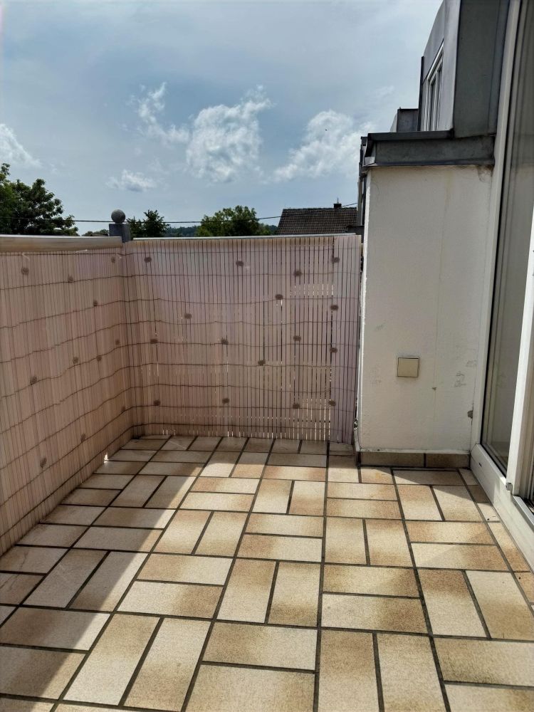 Charmante Dachgeschosswohnung mit Balkon und Blick ins Grüne