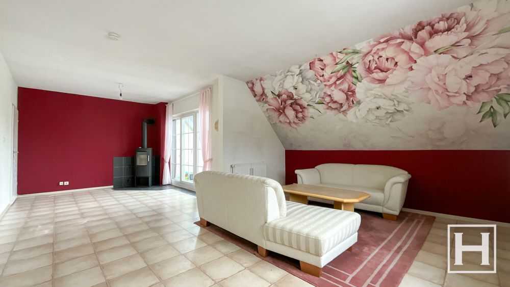 Großes Wohnzimmer mit Kamin