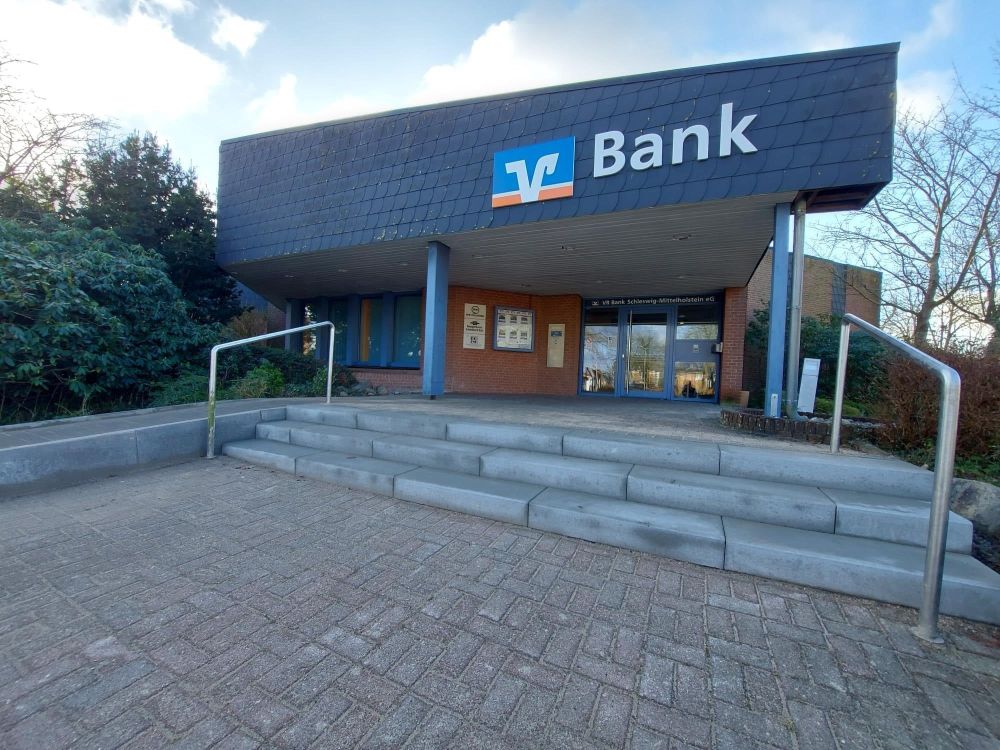 Gut durchdachtes, ehemaliges Bankgebäude mit 10 Stellplätzen im Ortsteil Innien