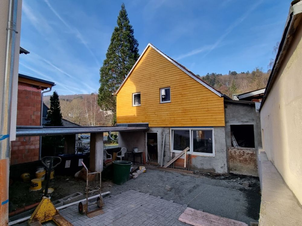 Hof mit Nebengebäude