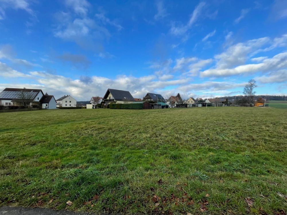 Baugrundstück und landwirtschaftliche Grünflächen mit guter Anbindung in Pleußen zu verkaufen