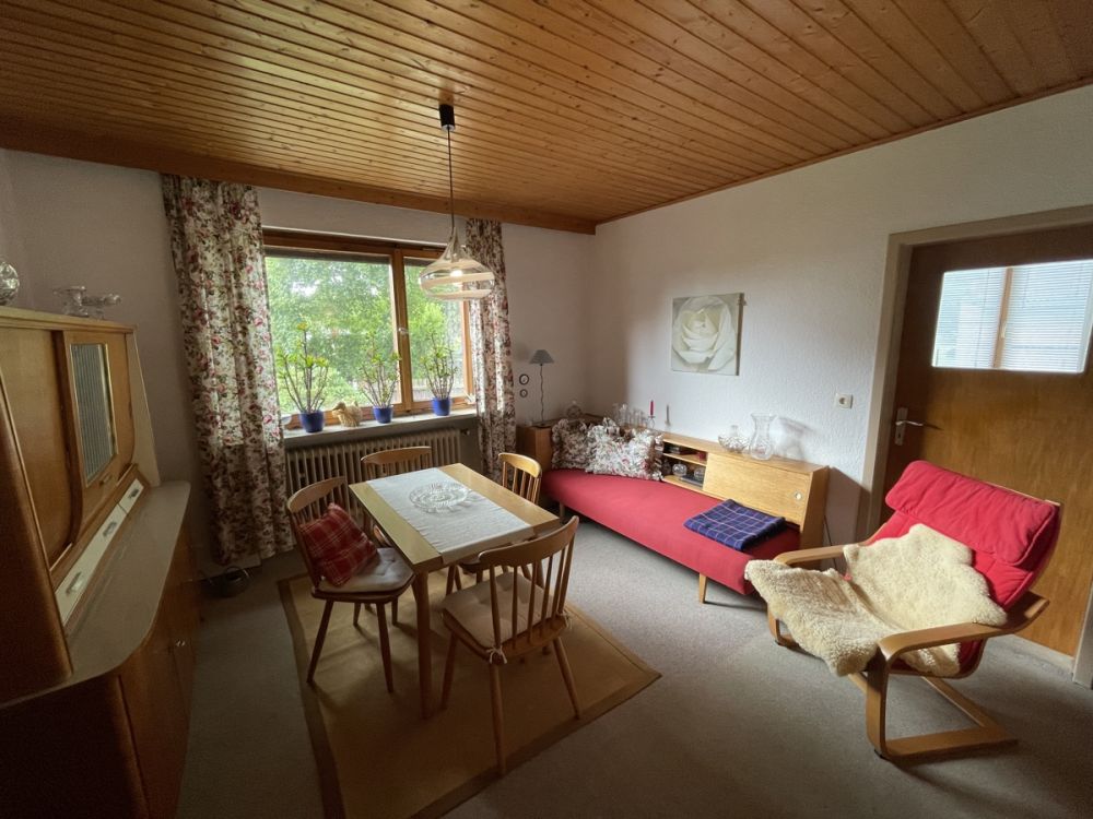 Zentral gelegenes Zweifamilienhaus mit viel Platz und schönem Garten!