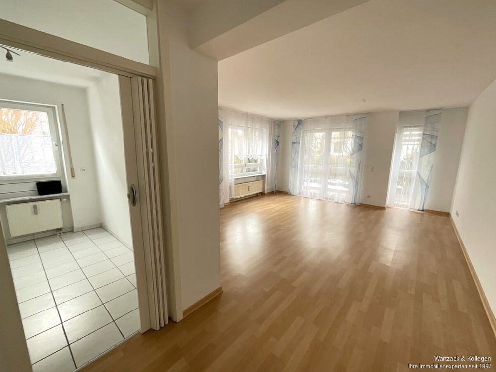 helles Wohnzimmer mit separater Küche