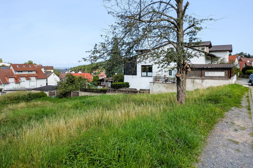 Toller Bauplatz in Höchst/Hassenroth: ruhige Seitenstrasse, West-Ausrichtung, schöner Blick, Natur!