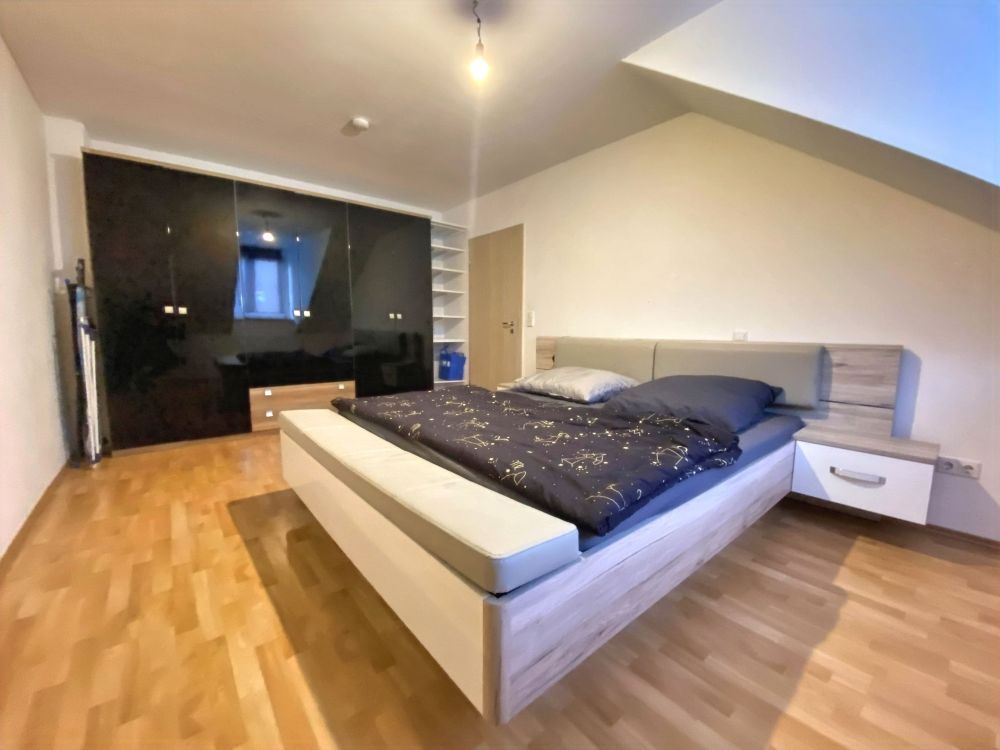 Schöne 2 Zimmer Dachgeschosswohnung zentral in Ismaning