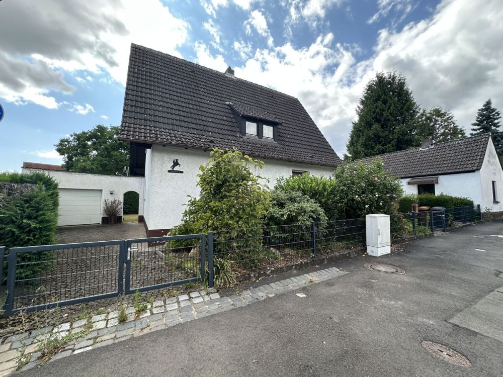 Charmantes Einfamilienhaus mit idyllischem Garten und vielseitigem Nebengebäude