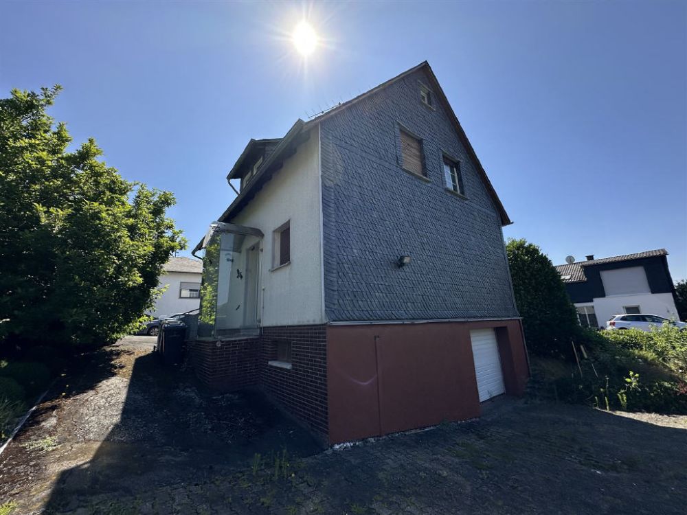 Einfamilienhaus mit schönem Eckgrundstück!