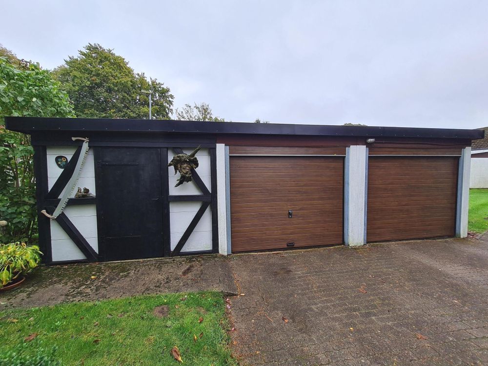 Gepflegter ebenerdiger Bungalow mit schönem Garten und zwei praktischen Garagen