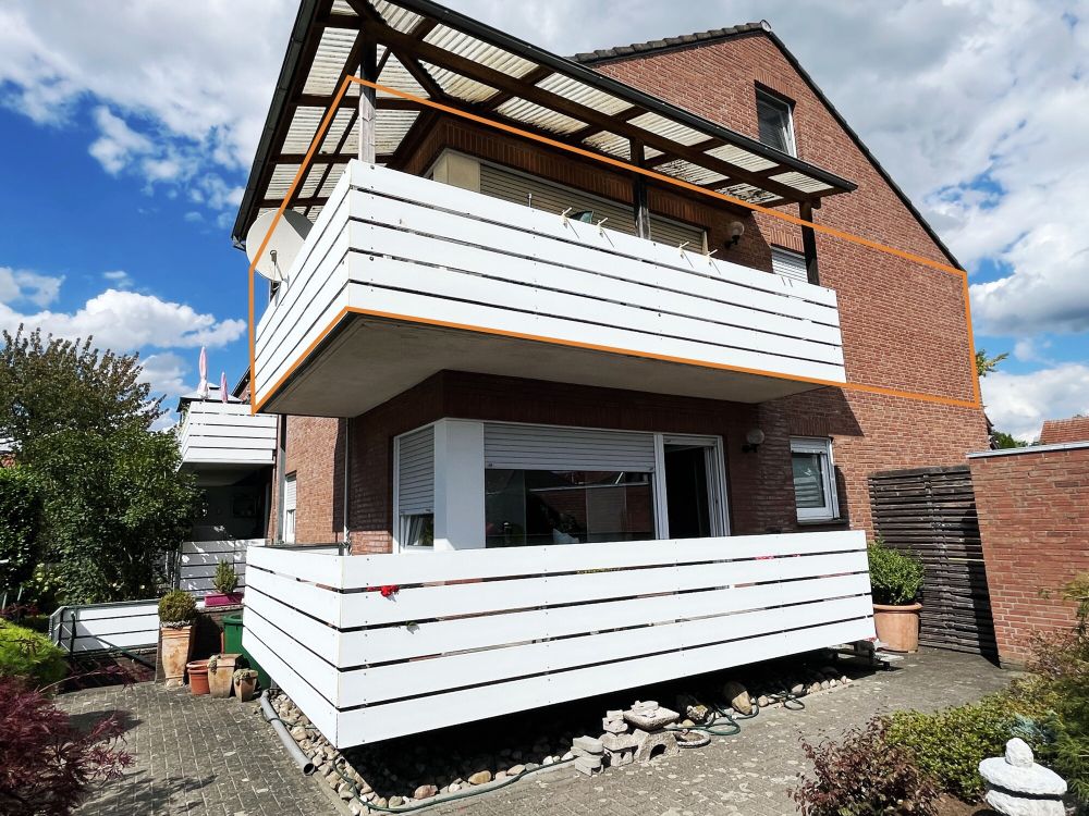 Rückansicht mit Balkon - OG