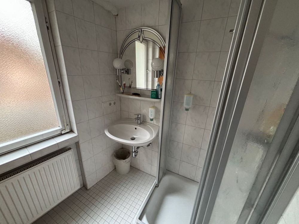 Besondere Investitionsmöglichkeit in Nieder-Eschbach mit Entwicklungspotenzial!