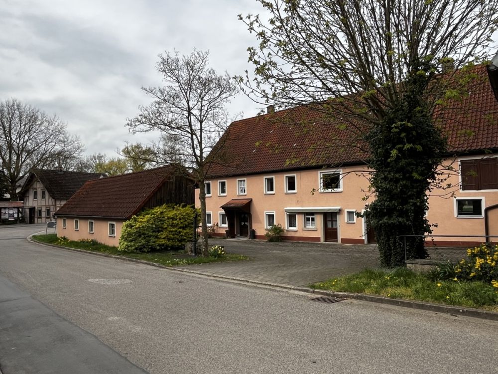 Großzügiges Wohnen in ländlichem Umfeld mit genügend Platz für die ganze Familie und deren Hobbys!