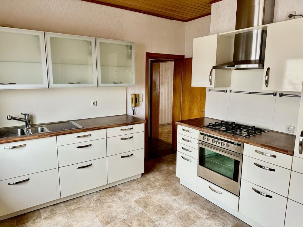 Charmante, gepflegte Immobilie mit Potenzial
Garagen, Carport und Garten