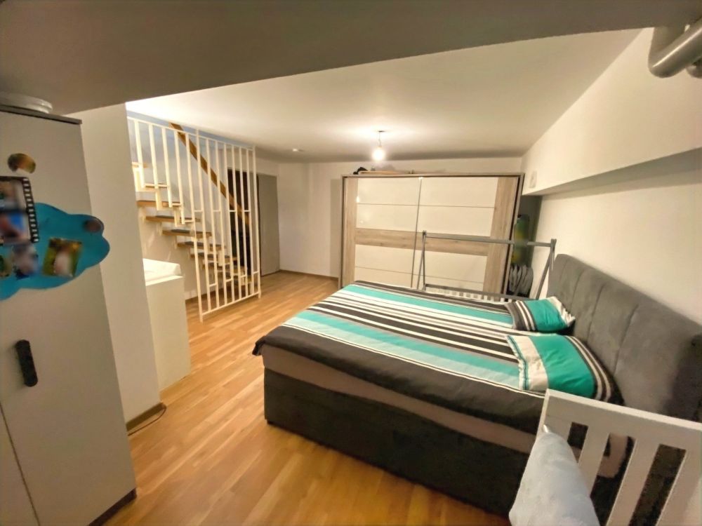 Schlafzimmer/Hobbyraum