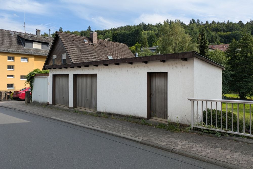 Selbstnutzer & Kapitalanleger aufgepasst:  2-Familienhaus mit Garagentrakt und viel Potential!