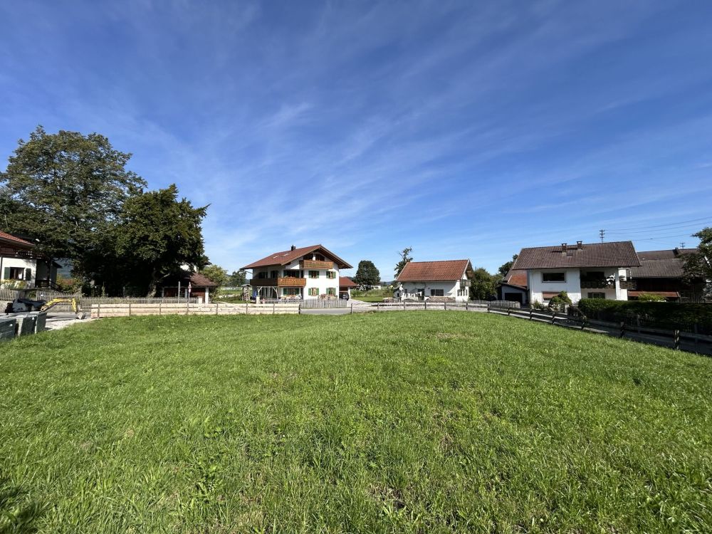 Sonnenverwöhntes, frei bebaubares Grundstück mit Bergblick