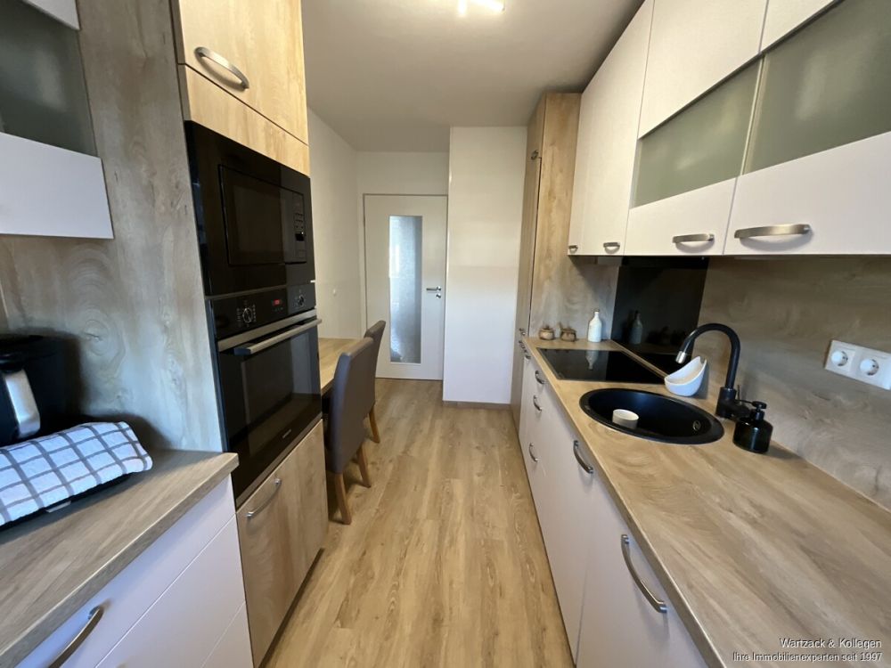 Hier müssen Sie nur noch einziehen- renovierte 3,5-Zimmer-Wohnung mit EBK, Balkon und Garage