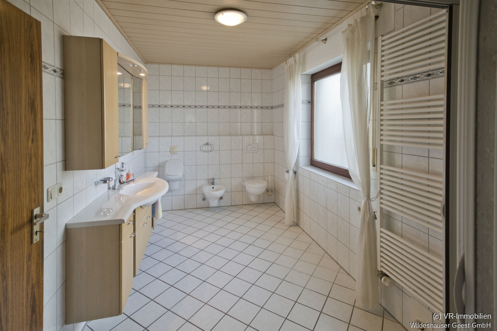 Großes Einfamilienhaus mit Vollkeller und Doppelgarage in Kirchhatten