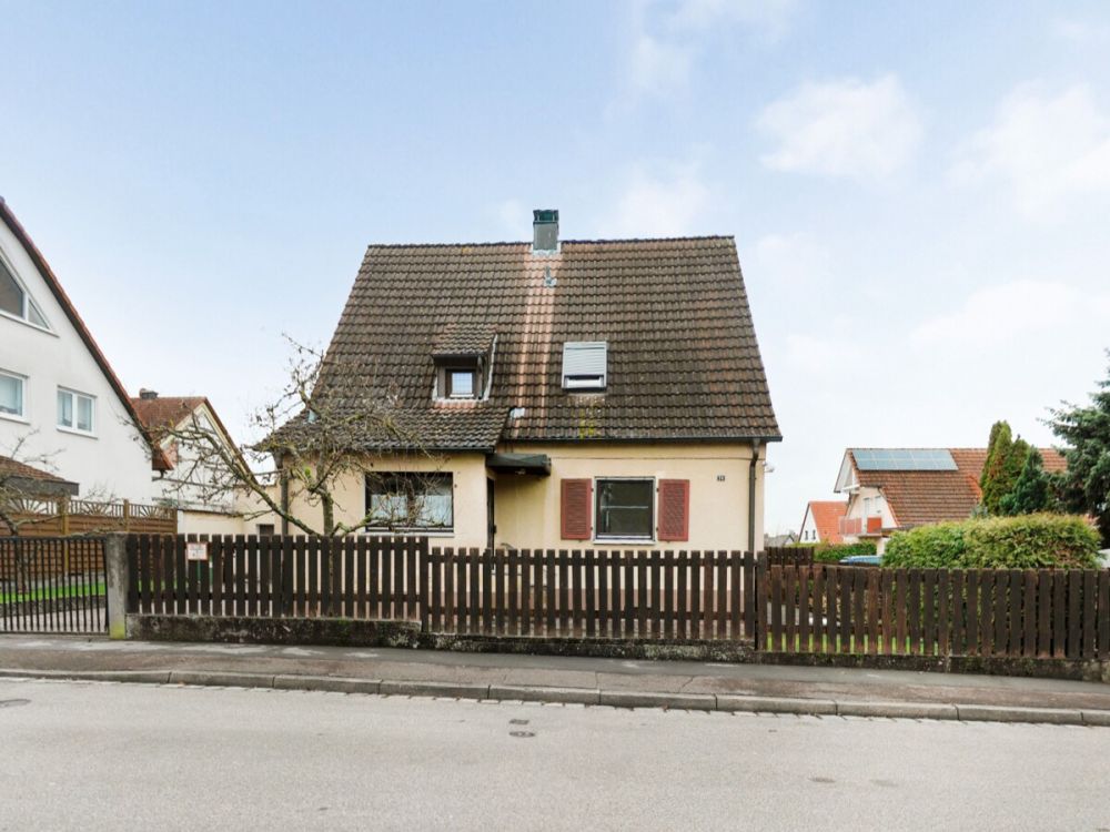 Ihr neues Zuhause wartet auf Sie - Wohnhaus mit Garten und Garagen in Roth! (4)