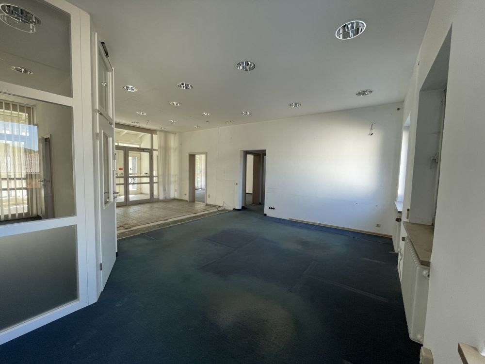 Ehemaliges Bankgebäude mit Lagerhalle - leicht umzubauen zu Wohnraum