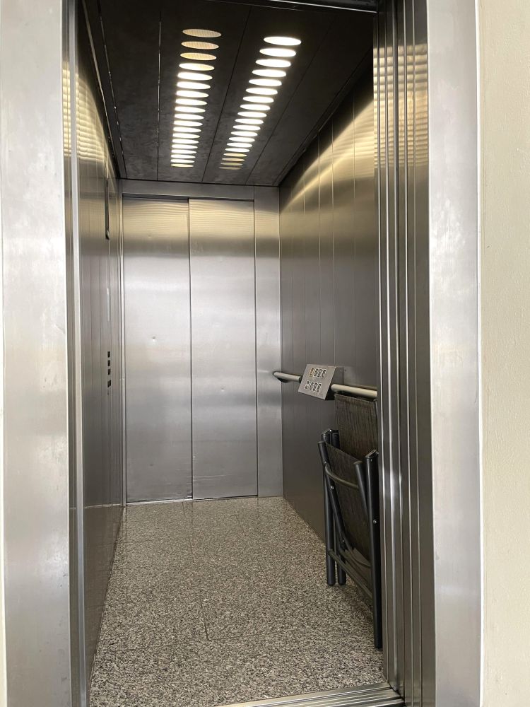 großer bequemer Aufzug