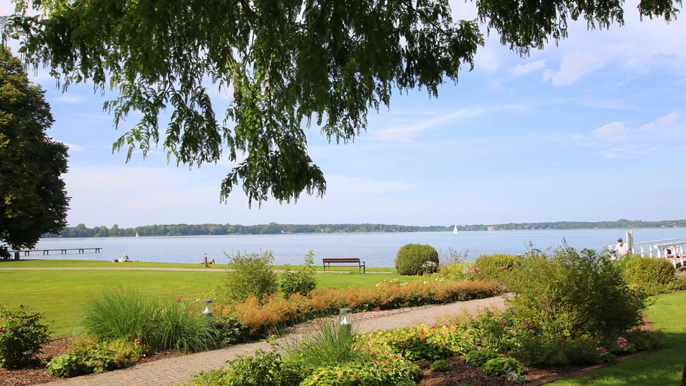 Reetdach-Anwesen mit Sommer-Gästehaus, Garage und Parkgrundstück / nur ca. 600 m zum Zw´ahner Meer
