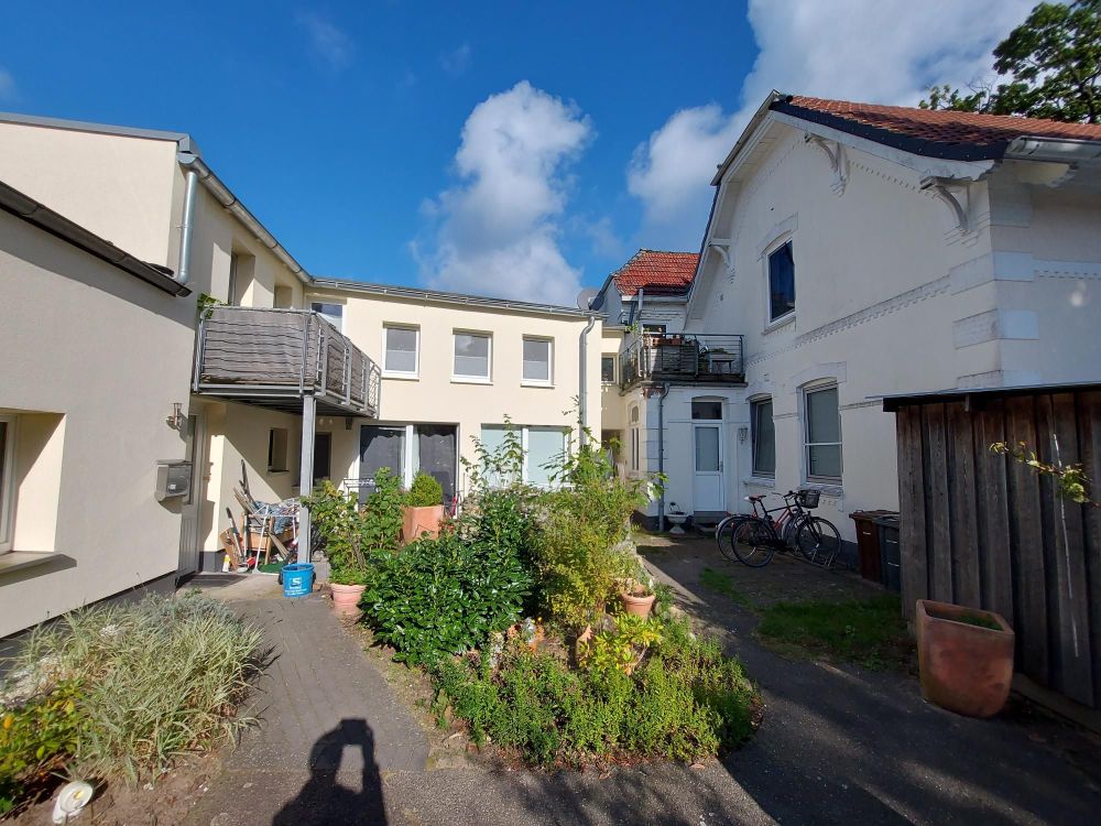 Rückseite Villa mit Blickrichtung zu den Mietwohnungen