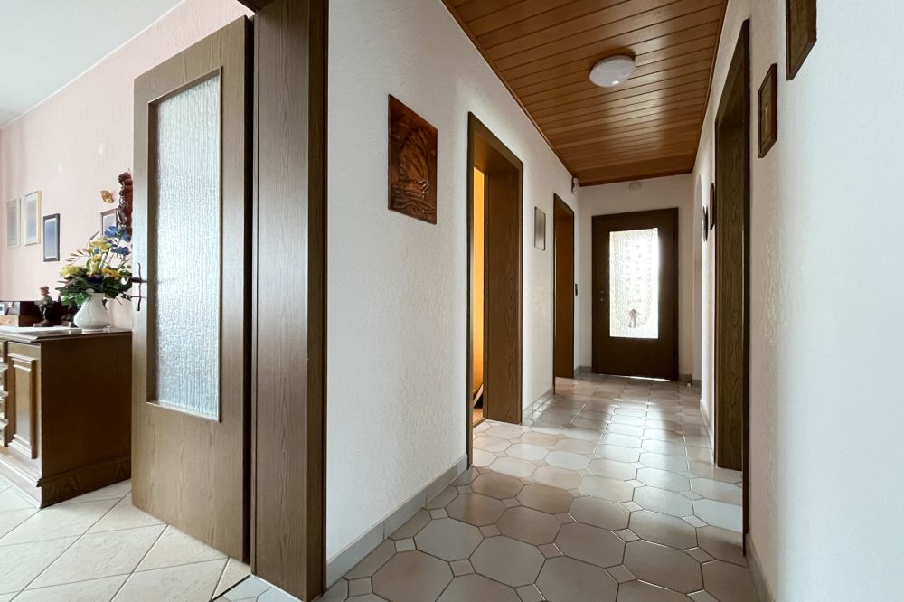 ***Das ist Ihre Chance - sonniges 2-FH mit weiterem Ausbaupotential auf großzügigem Grundstück***