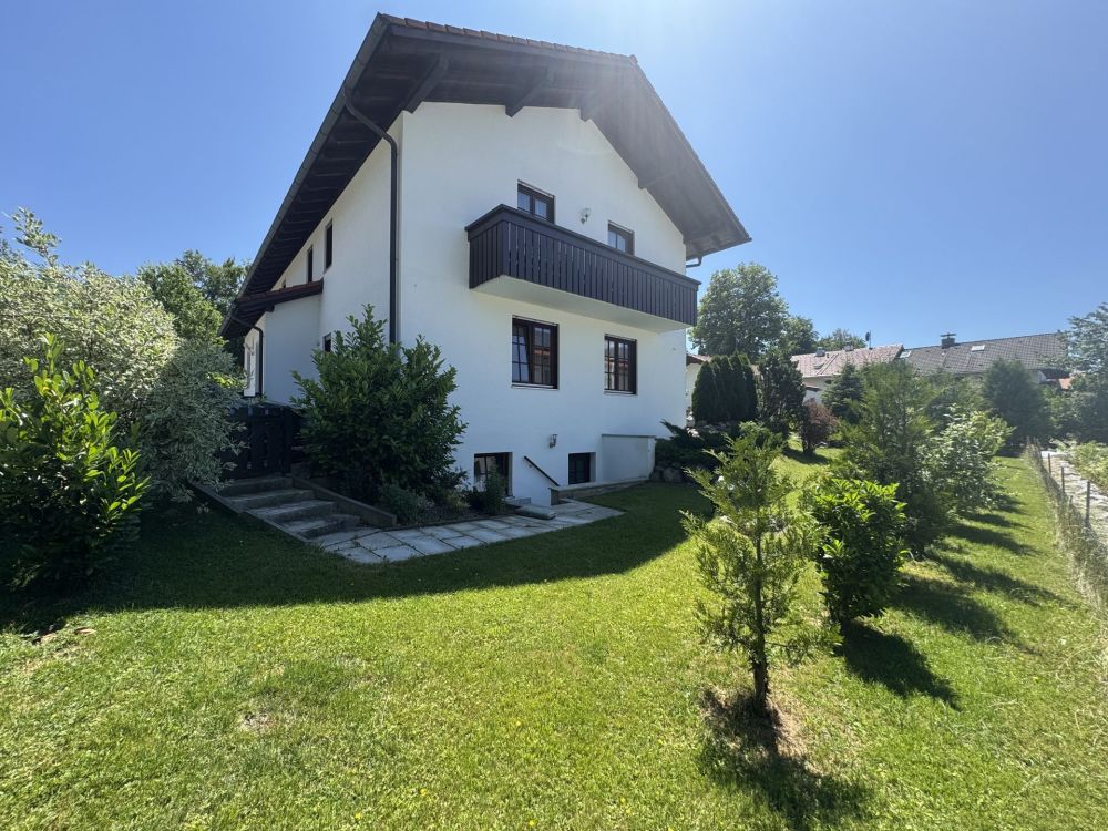 Modernes Mehrfamilienhaus mit Wohn- und Gewerbenutzung