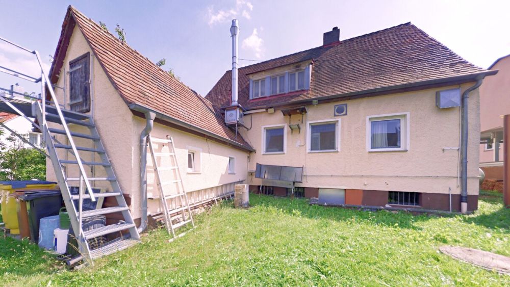 Das Wohnhaus mit Gaststätte bietet enormes Umbaupotential für Ihr Eigenheim in Schwabach-Wolkersdorf!