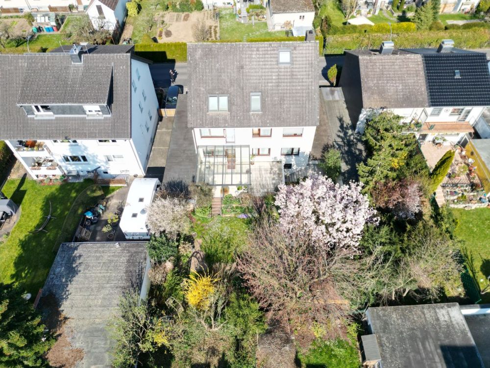 Kapitalanlage trifft Wohnkomfort – Dreifamilienhaus mit Traumgarten in Bad Vilbel-Dortelweil