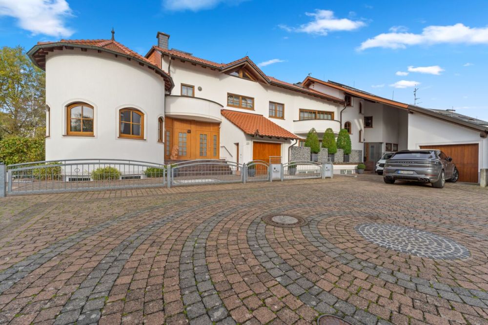 Einzigartiges Mehrgenerationenhaus inklusive traumhaftem Wellnessbereich auf weitläufigem Grundstück