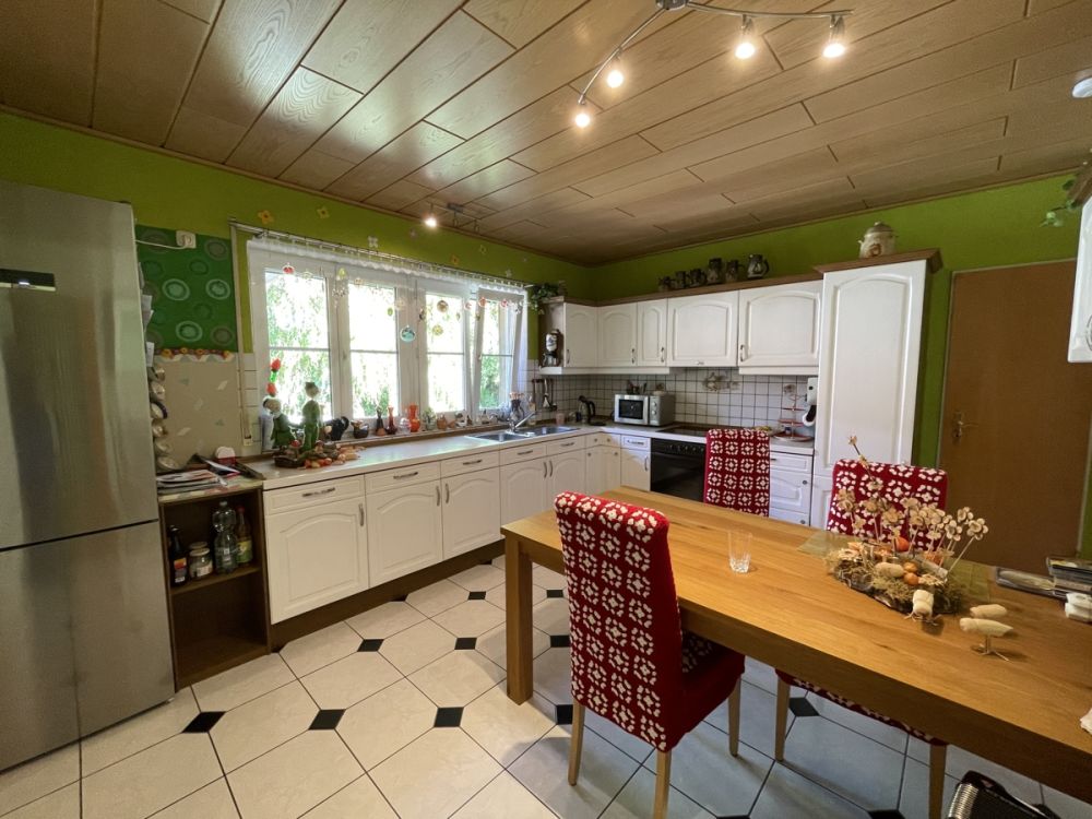 Wohnhaus in Traumlage mit vier Garagen und Nebengebäuden im Ort Griesbach