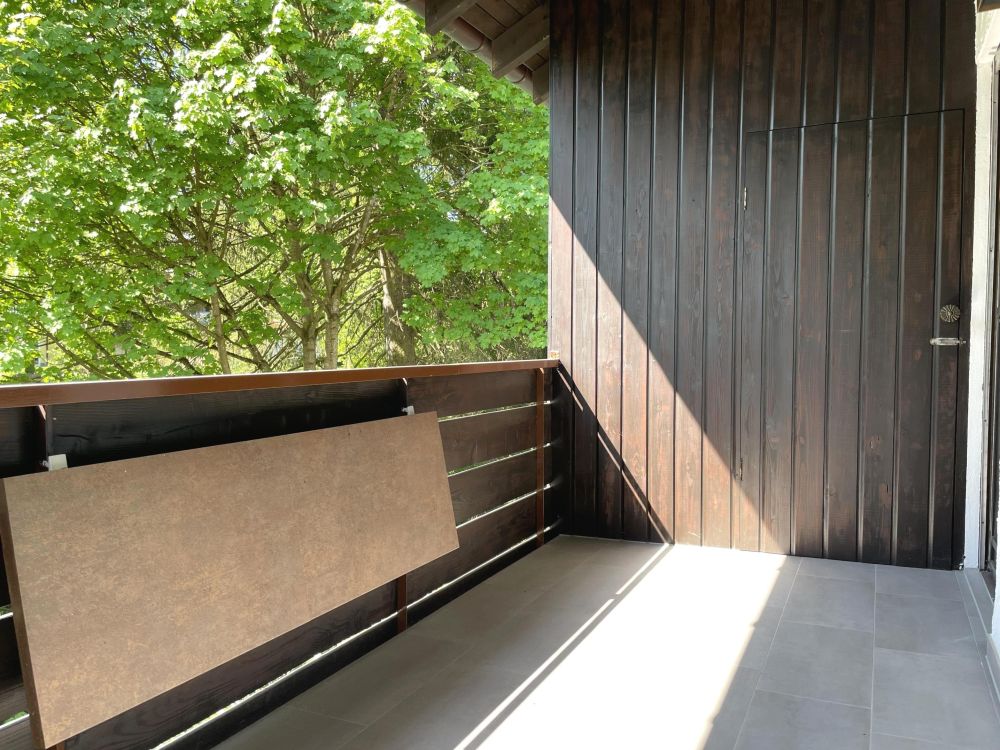 mit neuem Fliesenbelag