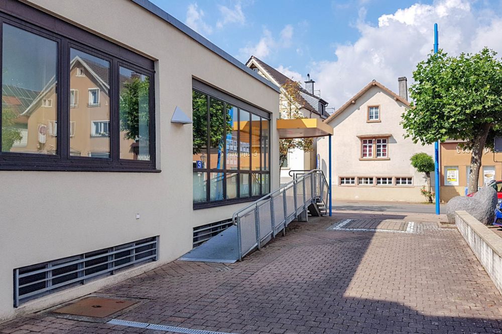 Wer besitzt schon eine eigene Bank / Gemischt genutzte Immobilie in Fränkisch-Crumbach