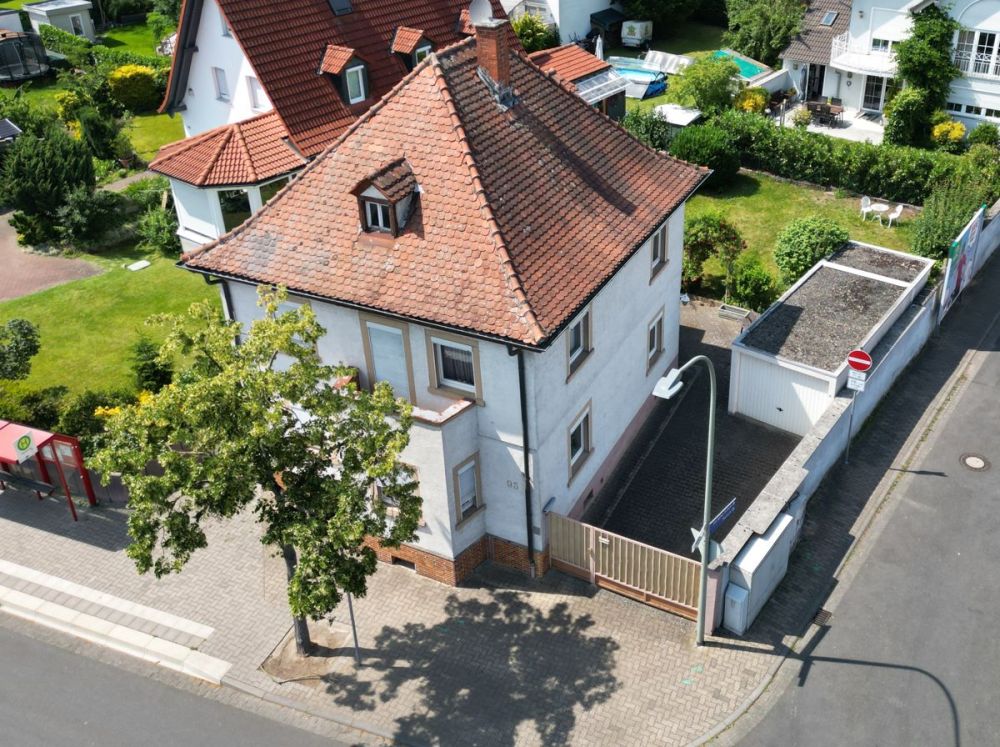 Klassisches Ein-/Zweifamilienhaus mit ansprechendem Gartengrundstück und Garage