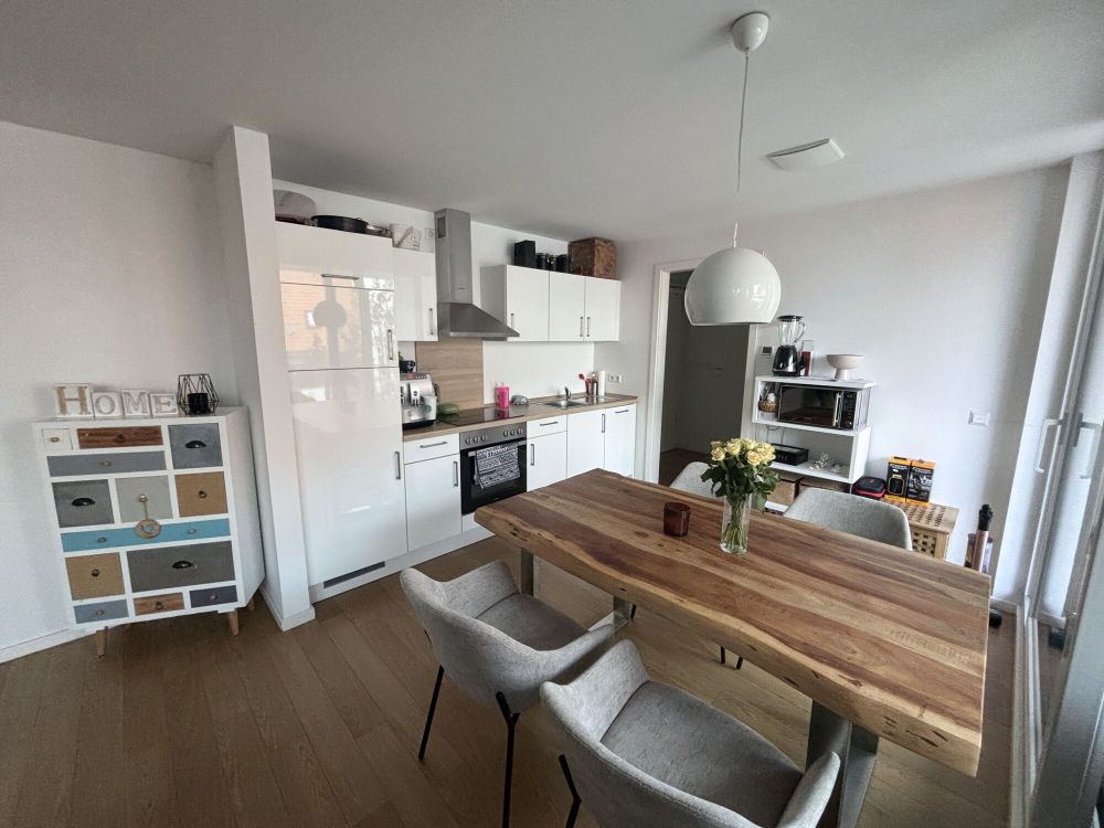 Stilvoll und Modern!
Hochwertige Mietwohnung mit Loggia in der Innenstadt